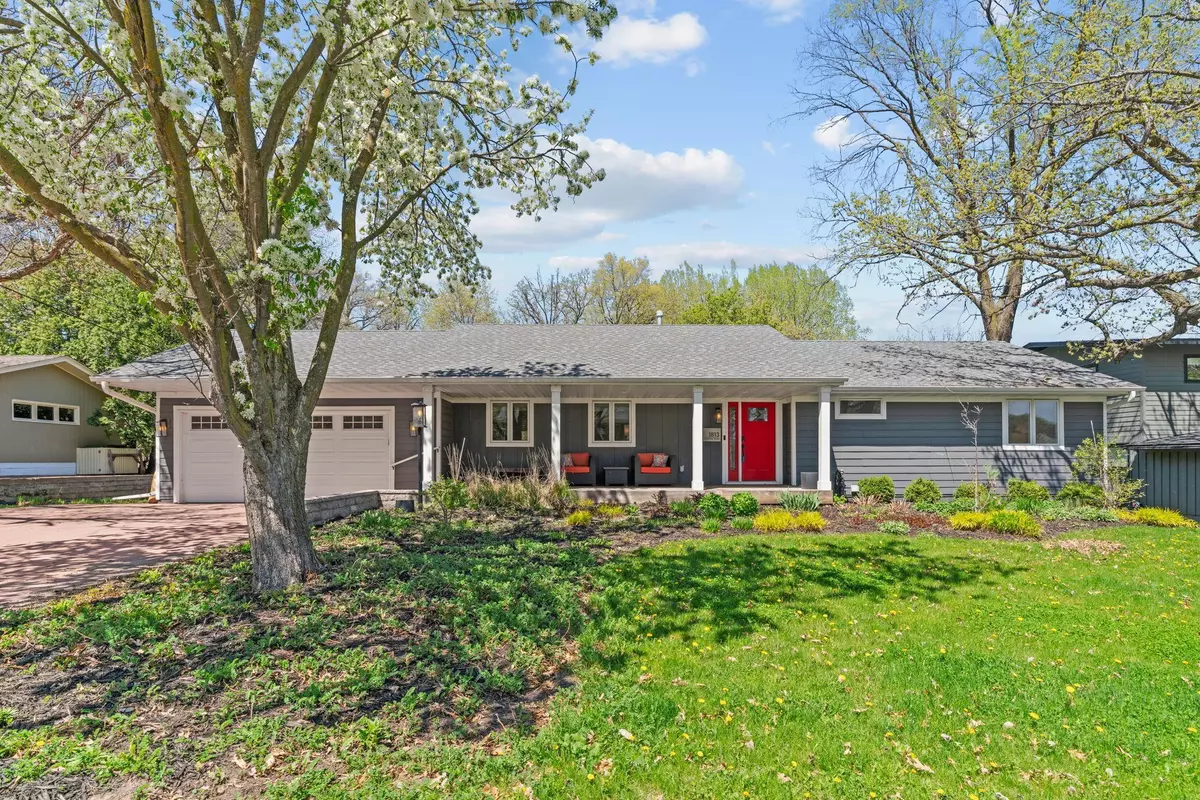 Arden Hills, MN 55112,1813 Gramsie RD