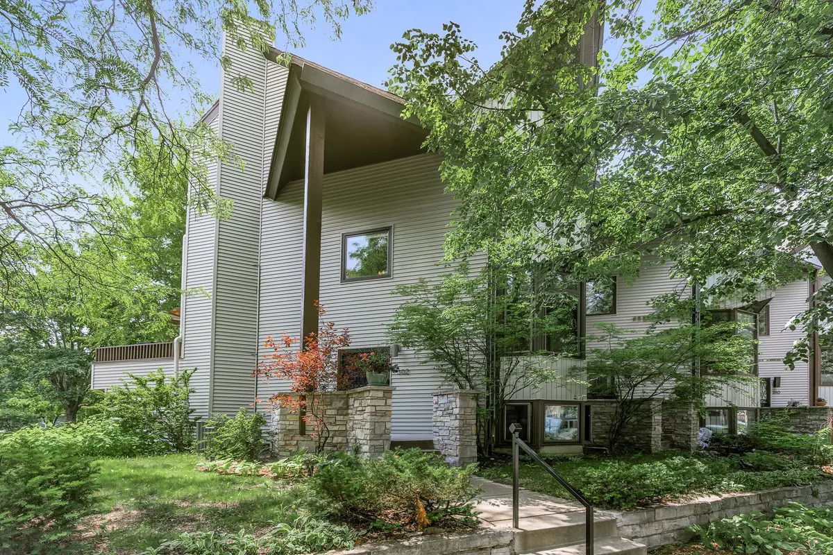 Saint Paul, MN 55102,302 Selby AVE