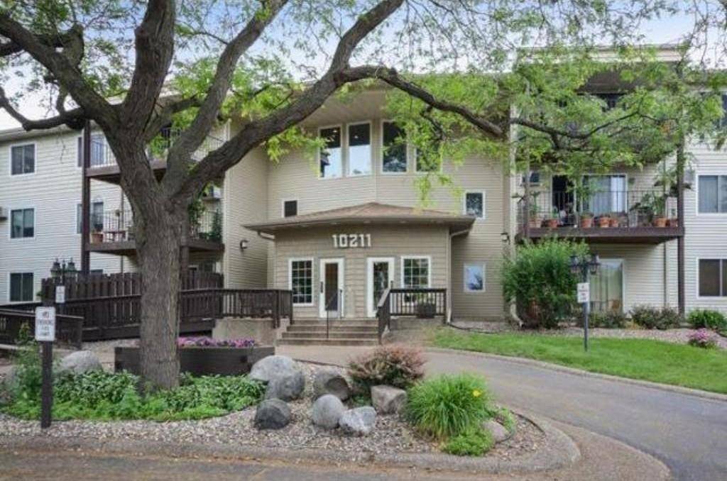 10211 Cedar Lake RD #105, Minnetonka, MN 55305