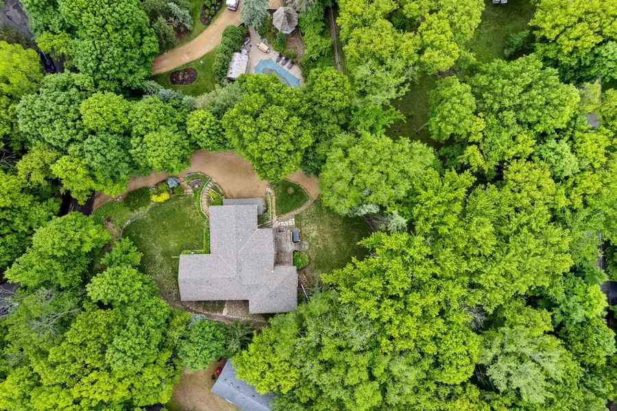 18995 Maple LN, Deephaven, MN 55331