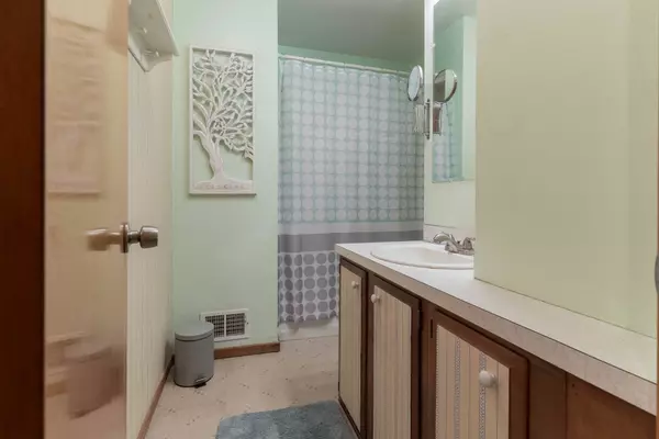 Fergus Falls, MN 56537,913 N Cleveland AVE