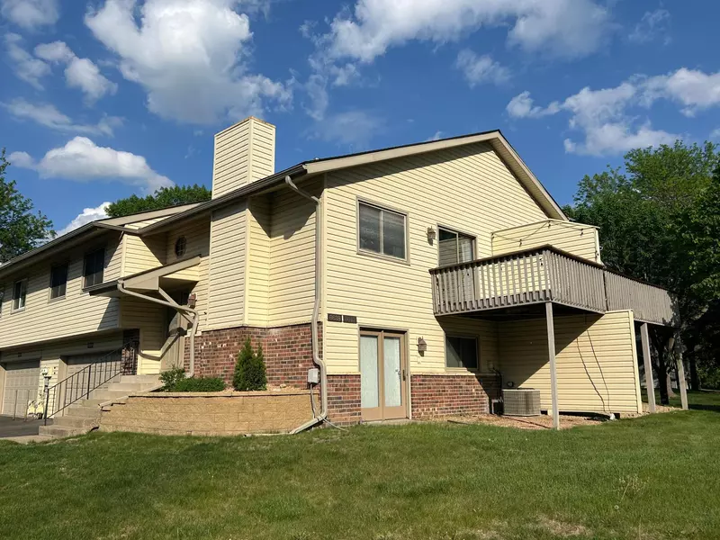 6640 Falstaff RD, Woodbury, MN 55125