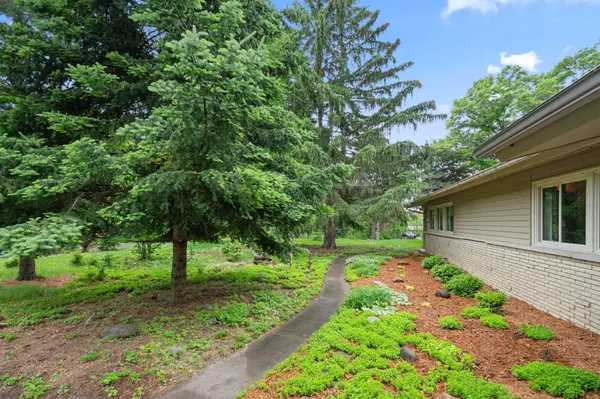 Dellwood, MN 55110,14 Overlook RD