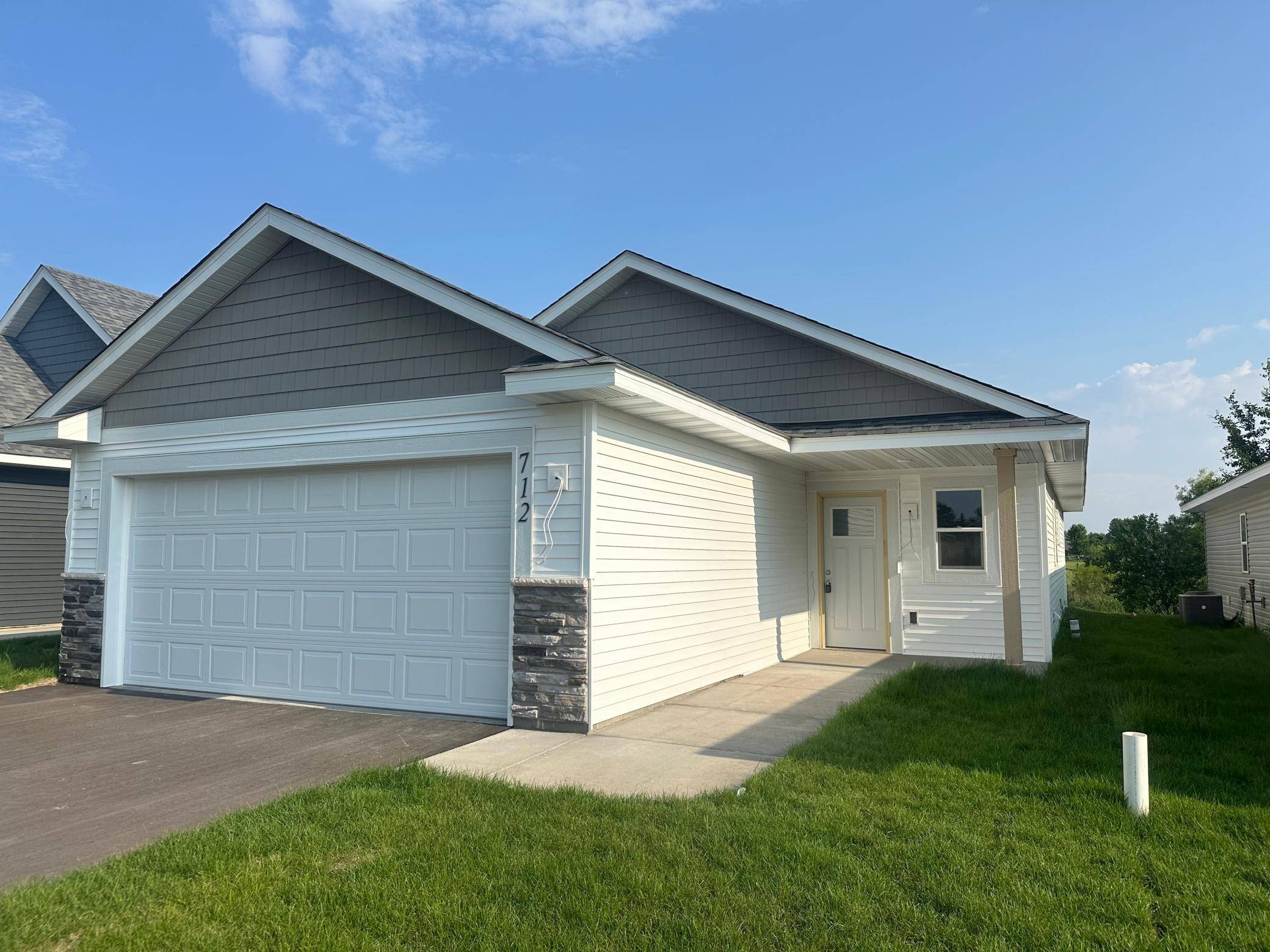 712 Cherrywood LN NE, Isanti, MN 55040