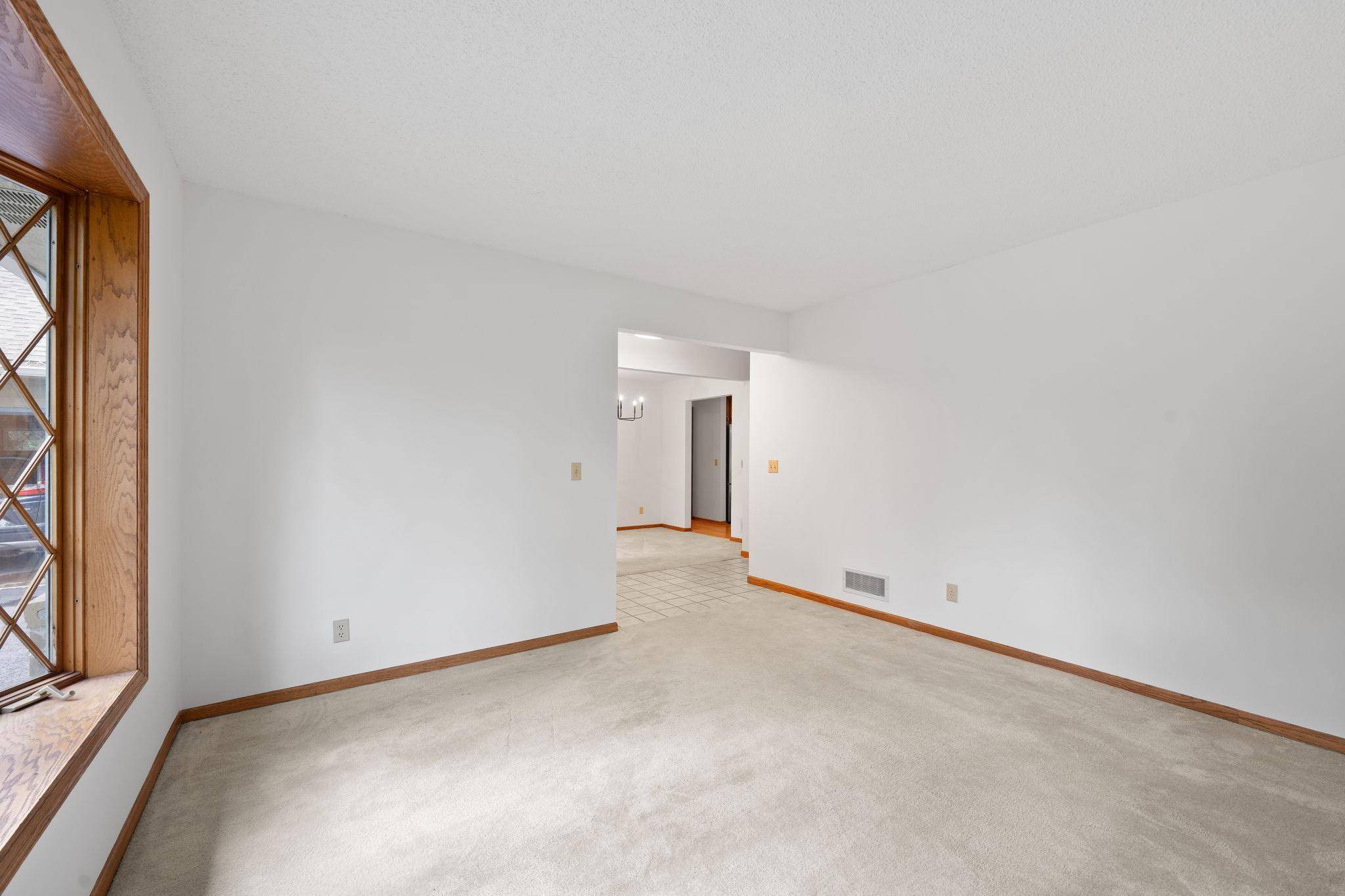 Minnetonka, MN 55391,1527 Clarendon DR