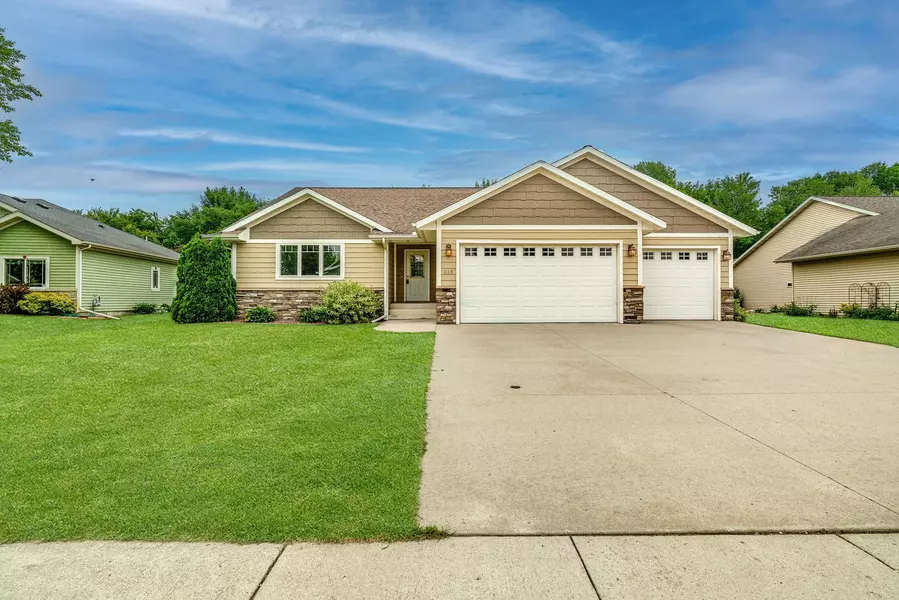 225 Pinehurst DR, Mankato, MN 56001