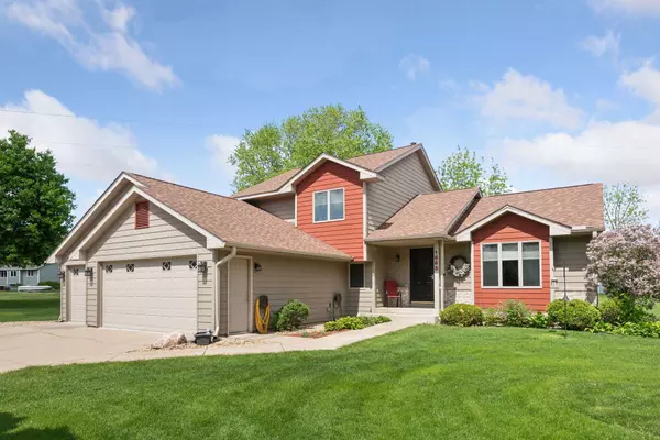 1665 Royal Oak DR, Chaska, MN 55318