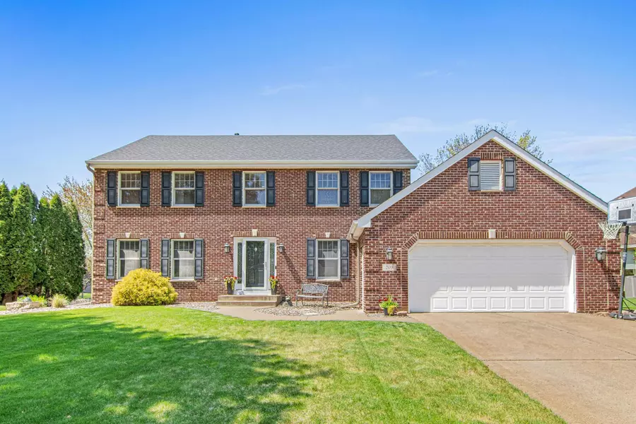 209 Meadowood LN, Vadnais Heights, MN 55127