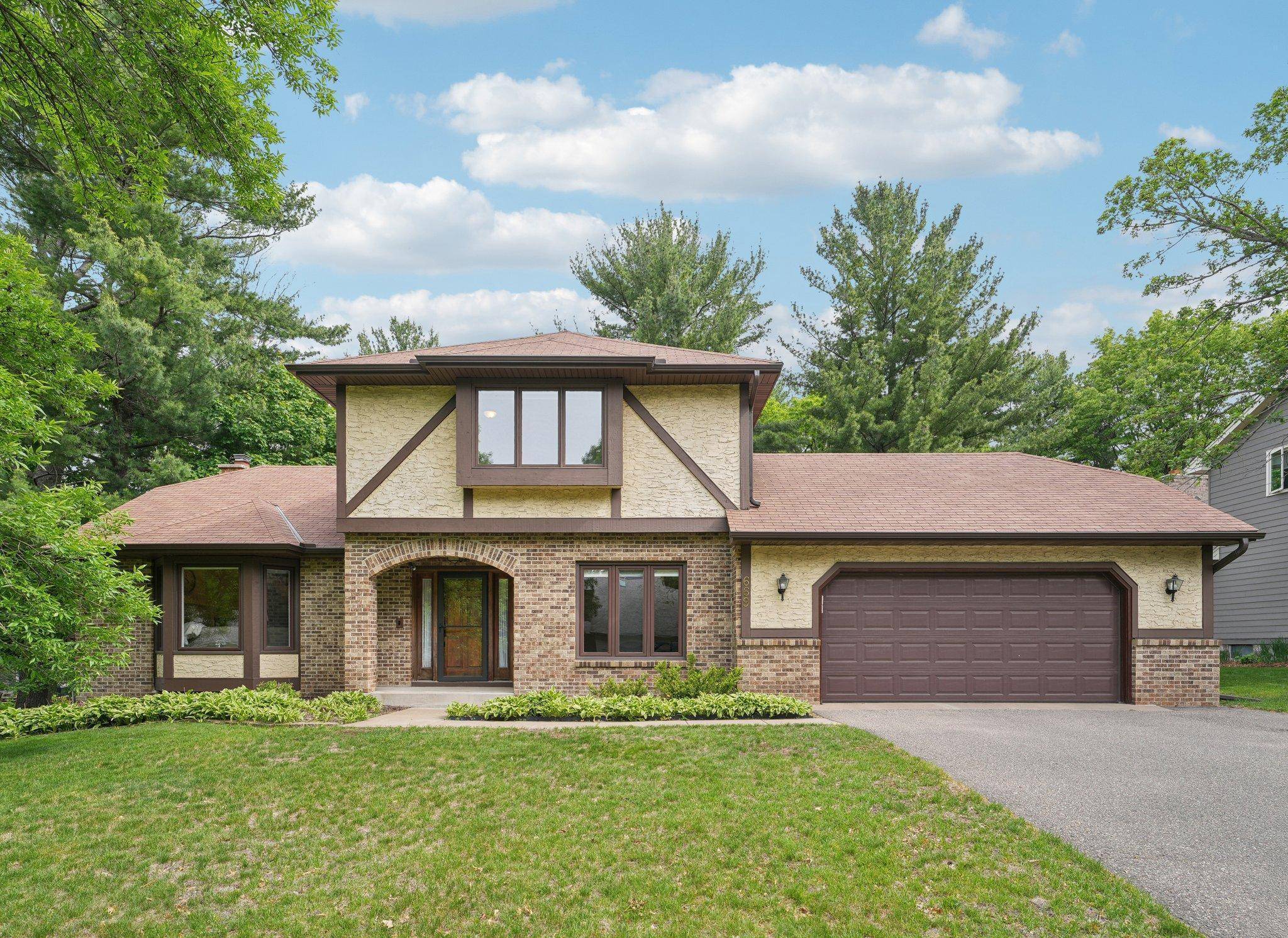 669 Lake Pine DR, Shoreview, MN 55126
