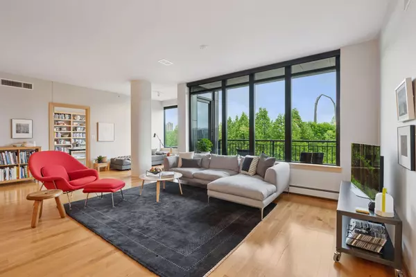 Minneapolis, MN 55415,215 10th AVE S #312