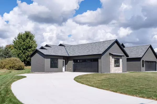 724 Westland LN, New London, MN 56273