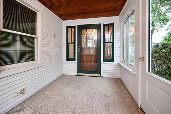 Winona, MN 55987,919 W Howard ST