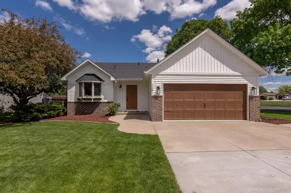 1291 Sapphire LN, Shakopee, MN 55379