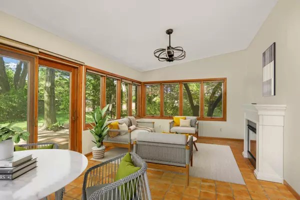 Minnetonka, MN 55345,15423 Boulder Creek DR