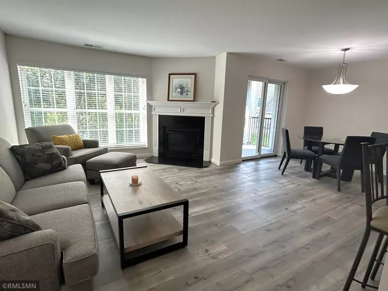 5998 Chasewood Pkwy #102, Minnetonka, MN 55343