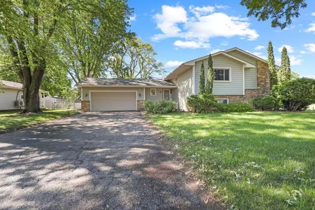 720 Tanglewood DR, Shoreview, MN 55126