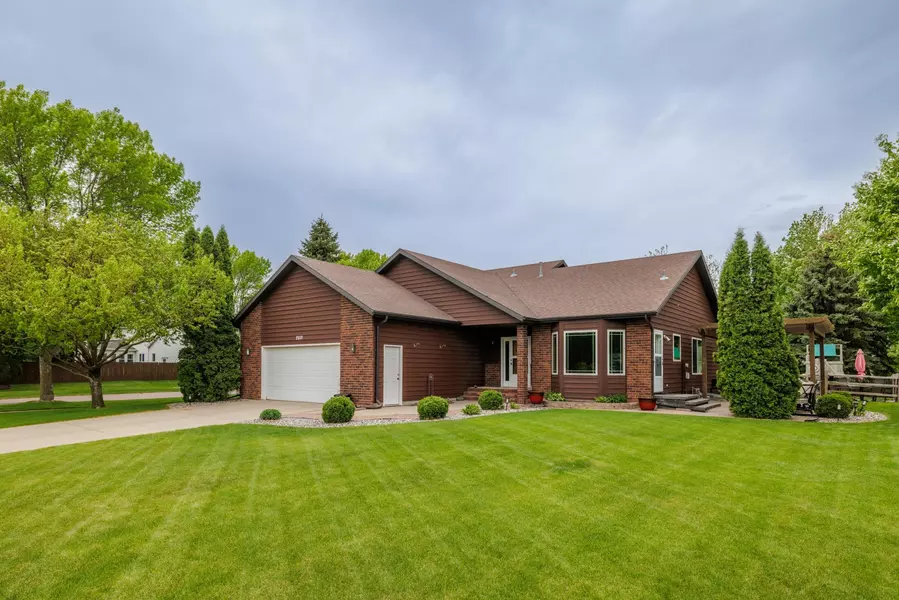 2031 Rose Creek DR S, Fargo, ND 58104