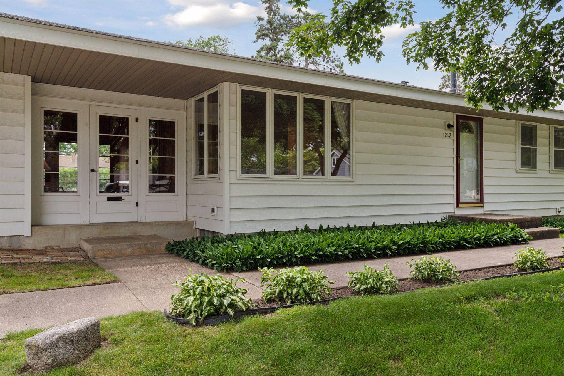 1212 Valley ST, Chaska, MN 55318
