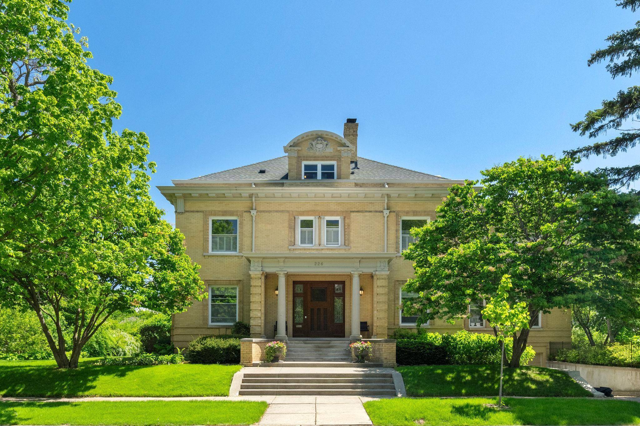 226 Grotto ST S, Saint Paul, MN 55105