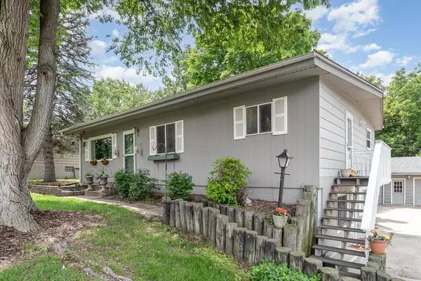 Eden Prairie, MN 55346,7286 Prairie View DR