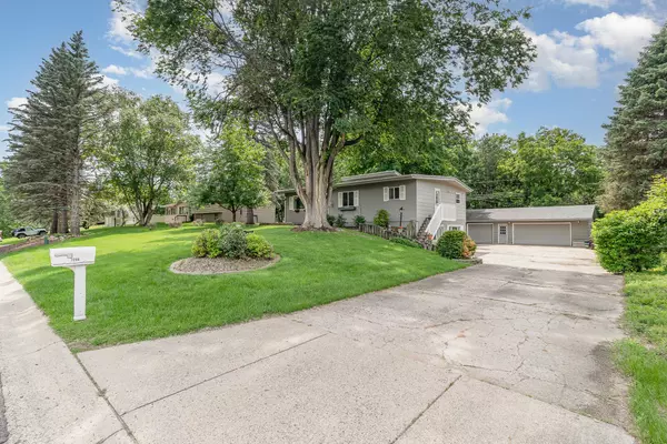 7286 Prairie View DR,  Eden Prairie,  MN 55346