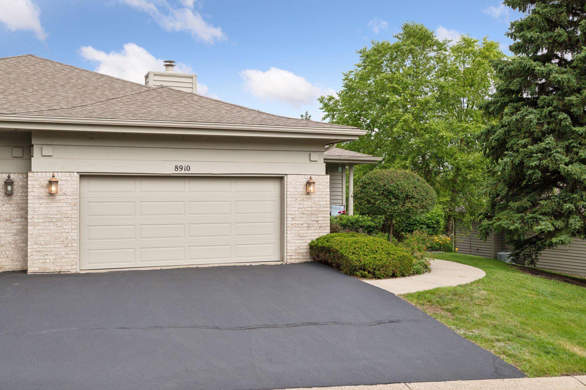 Eden Prairie, MN 55347,8910 Hilloway RD