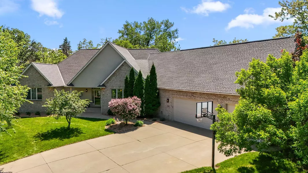 600 Sibley CT, Mendota Heights, MN 55118