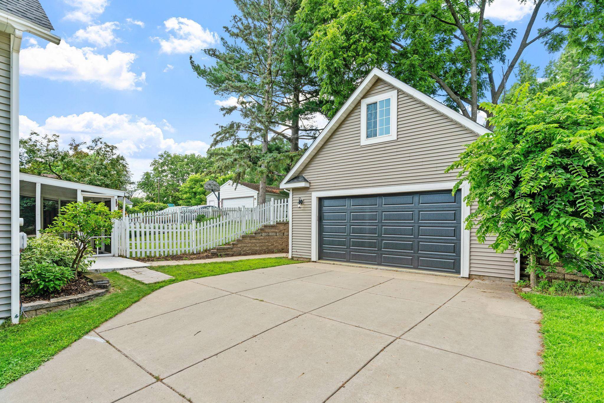 Hastings, MN 55033,638 7th ST W
