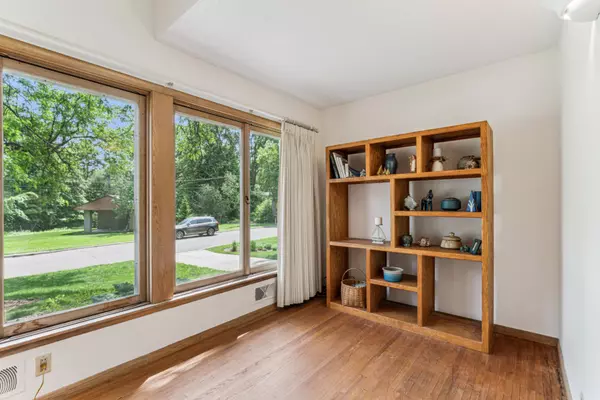 Minnetonka, MN 55345,15812 Woodgate RD N