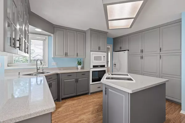 West Saint Paul, MN 55118,1902 Duck Pond DR