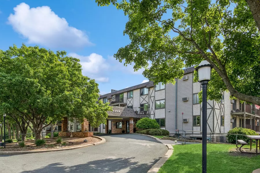 1304 W Medicine Lake DR #112, Plymouth, MN 55441