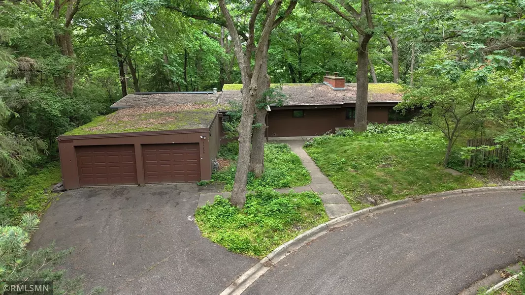11209 Oak Ridge LN W, Minnetonka, MN 55305