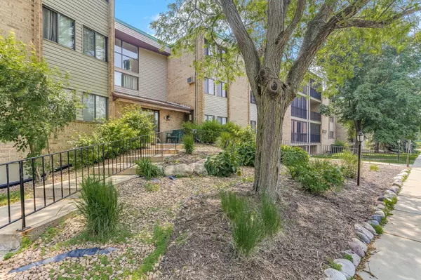 Eagan, MN 55122,1855 Silver Bell RD #120