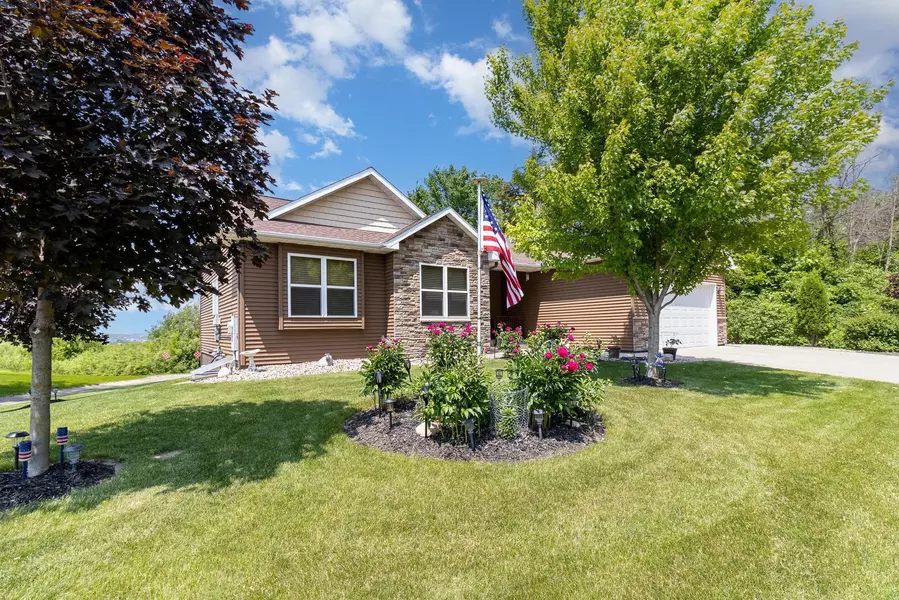 924 Mallard LN, Belle Plaine, MN 56011