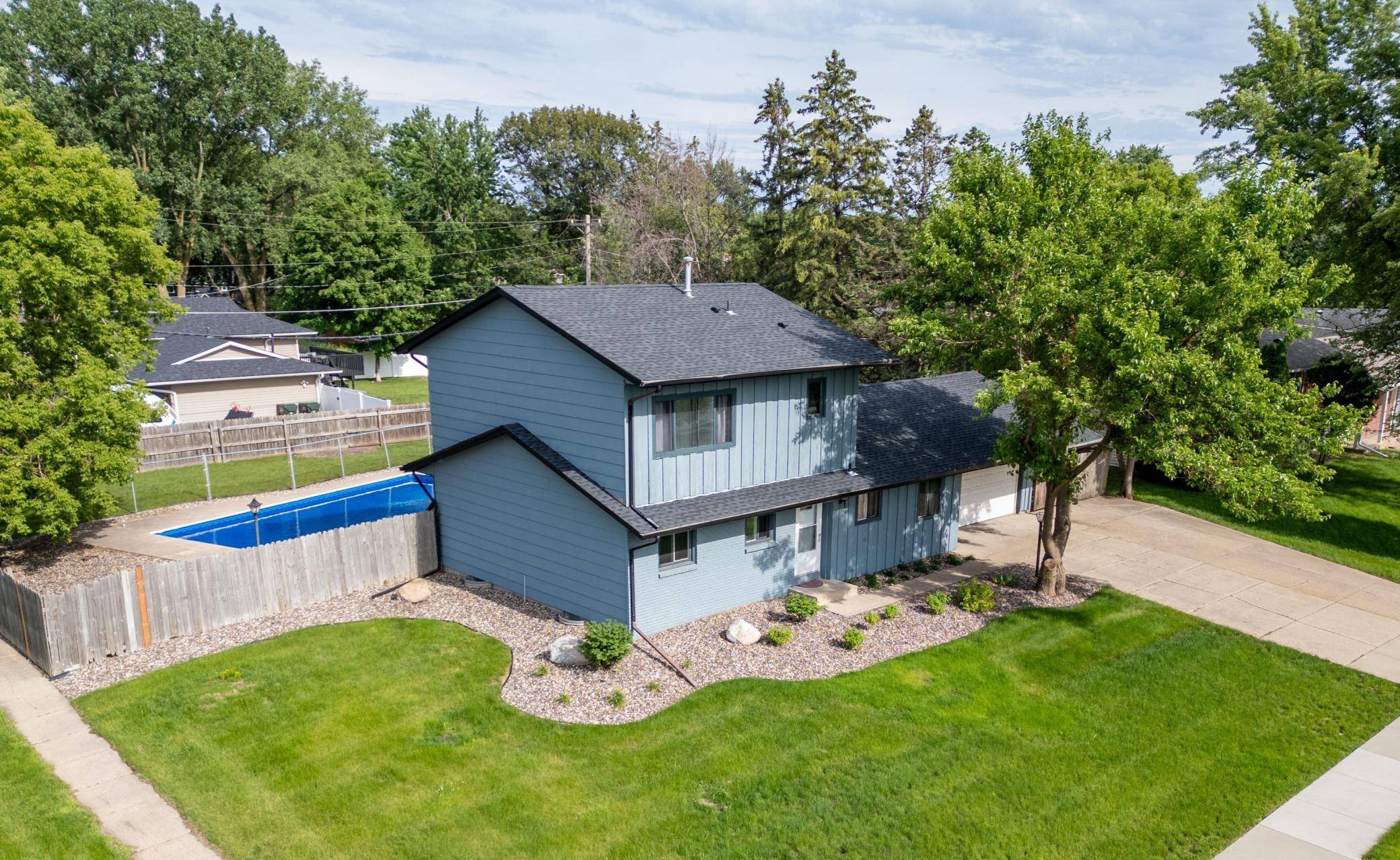 999 Elm DR, Apple Valley, MN 55124