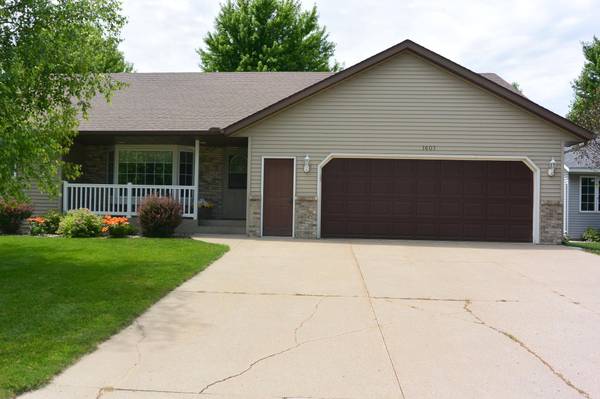 1607 Mcleod AVE N, Glencoe, MN 55336