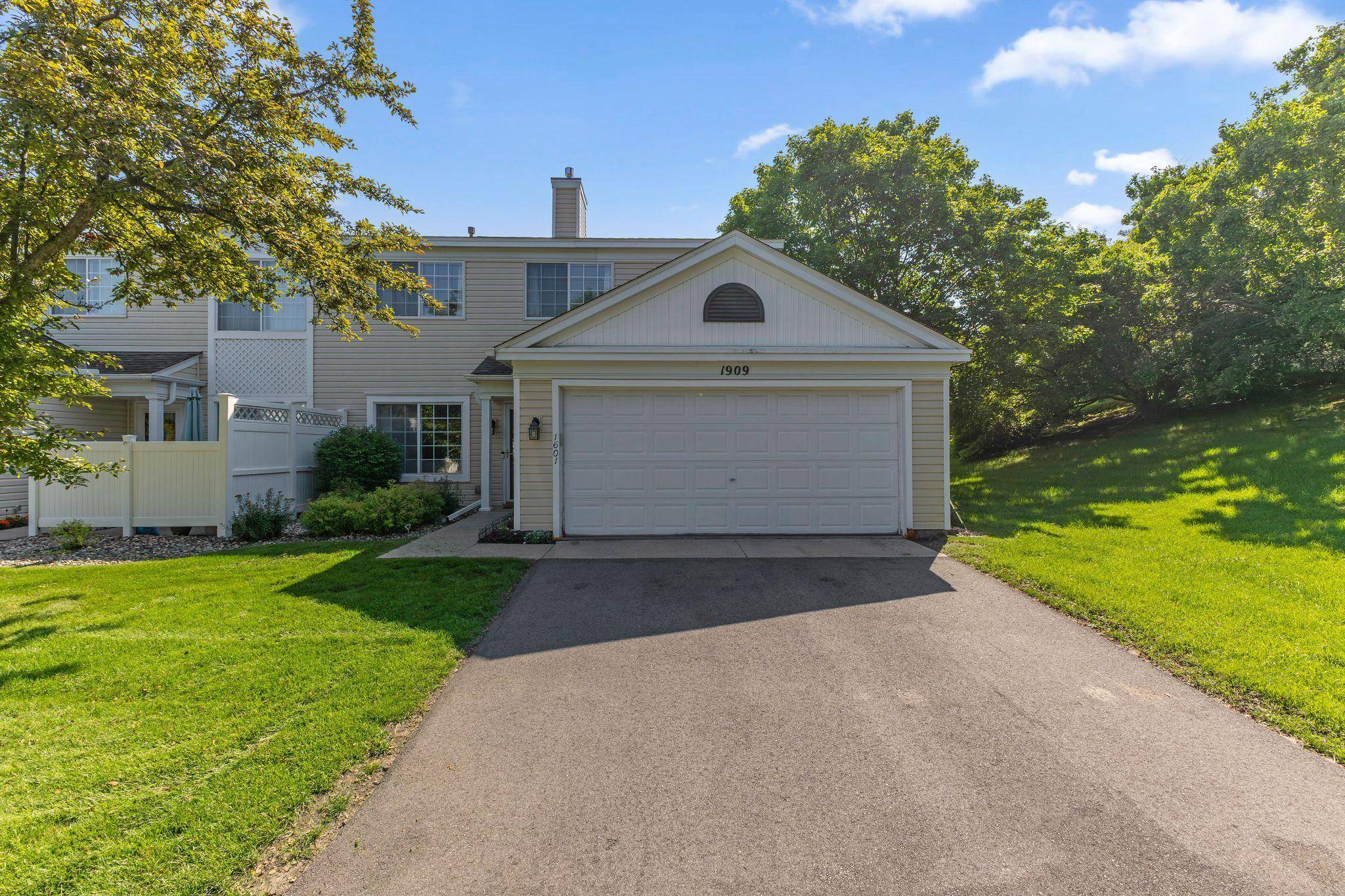 1909 Southcross DR W #1601, Burnsville, MN 55306