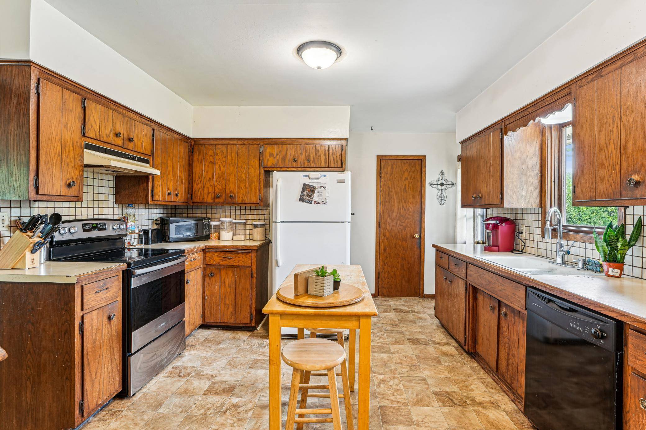 Maplewood, MN 55109,1261 Lealand RD E