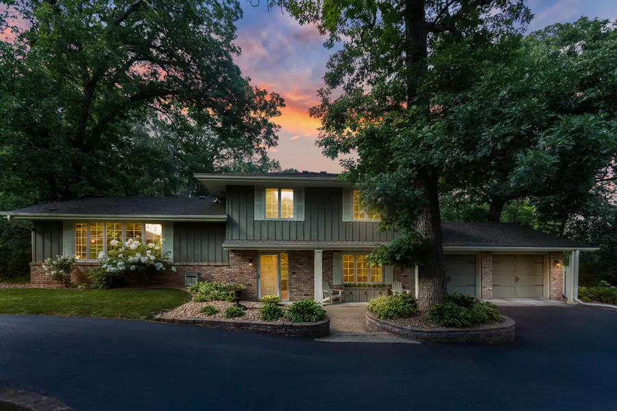 2 Blue Crane LN, North Oaks, MN 55127