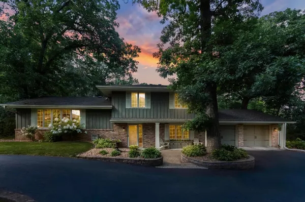 2 Blue Crane LN, North Oaks, MN 55127