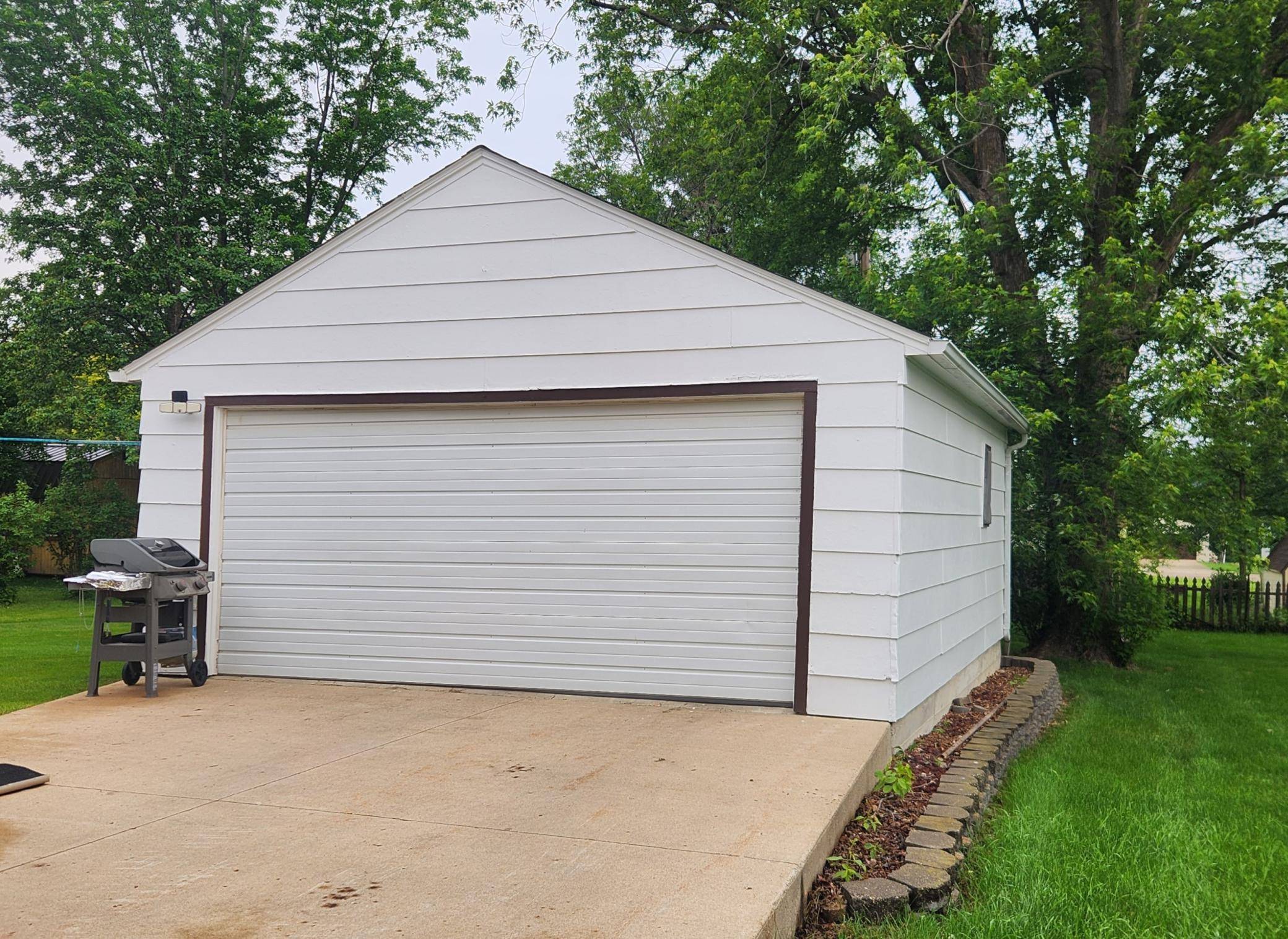 Pipestone, MN 56164,811 6th ST SW