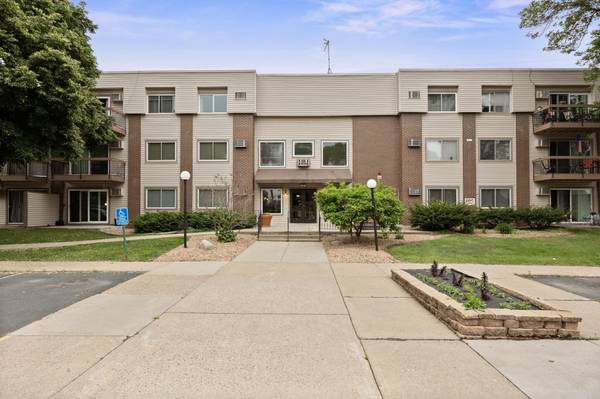 2800 Hillsboro AVE N #214, New Hope, MN 55427