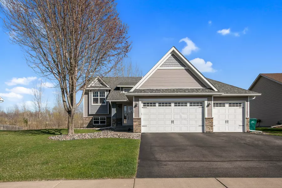 1105 Pioneer TRL SE, Cambridge, MN 55008