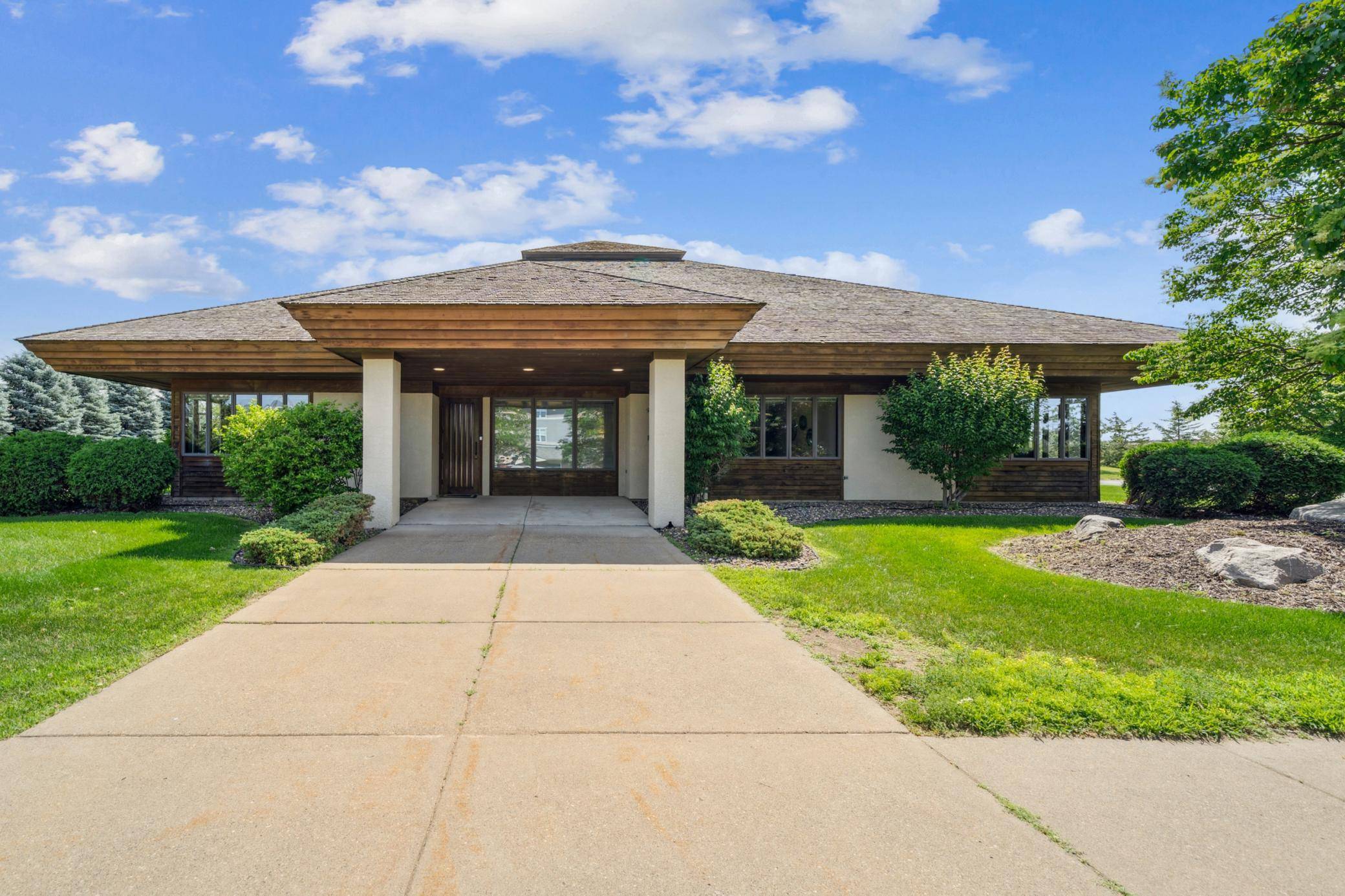 906 Dominion DR, Hudson, WI 54016