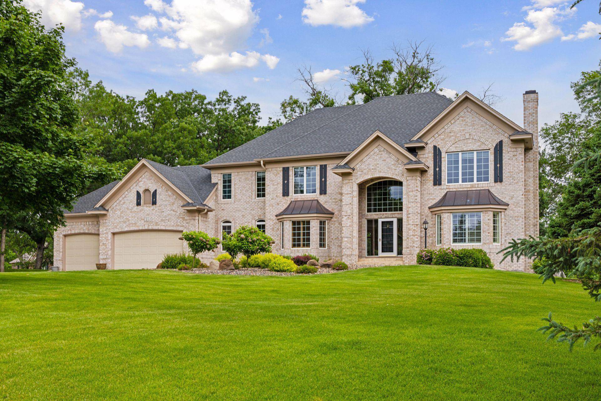 2 Bent Tree LN, North Oaks, MN 55127