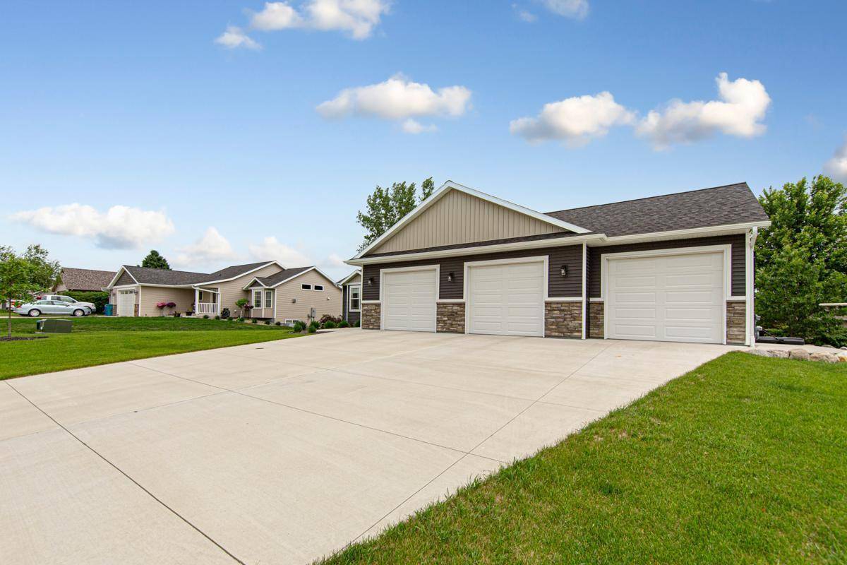 Owatonna, MN 55060,2495 Fox Hollow LN