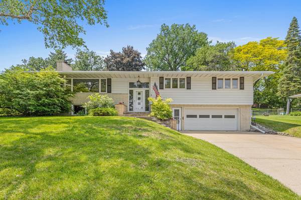 6808 Hillside LN, Edina, MN 55439