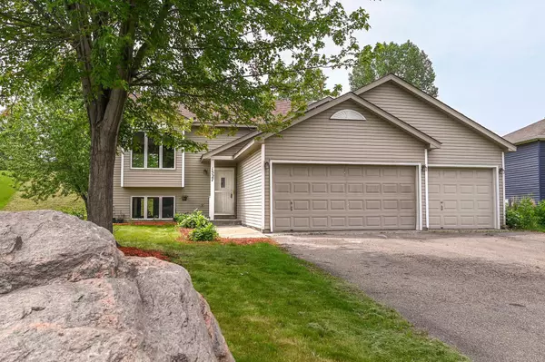 1527 Harvest LN, Shakopee, MN 55379