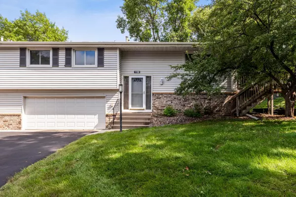 1199 Timbershore LN, Eagan, MN 55123