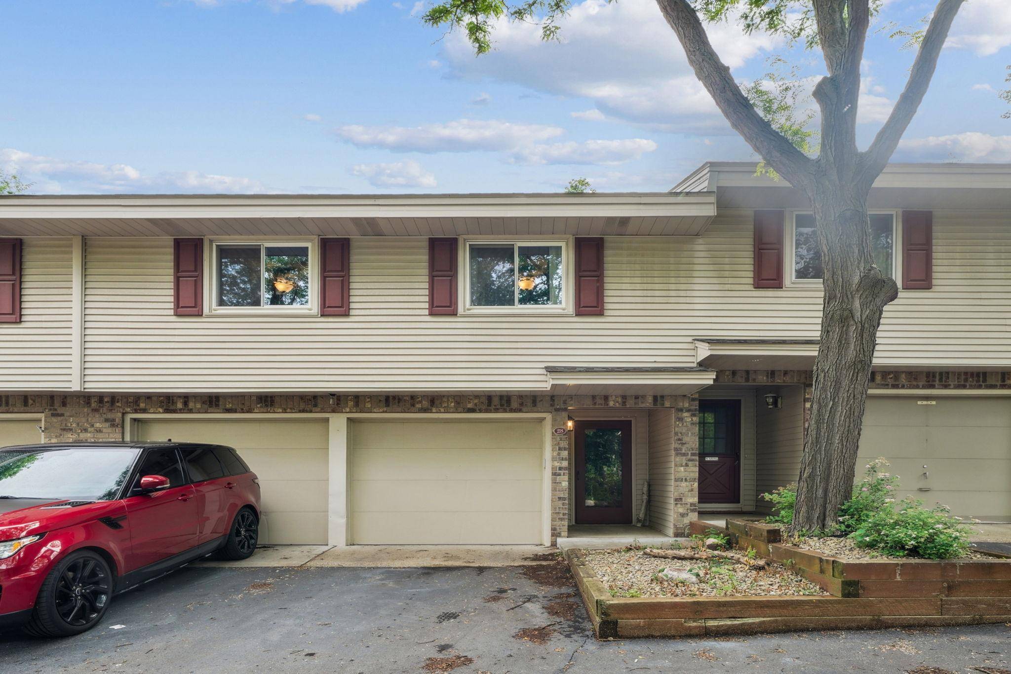 28 Garden DR, Burnsville, MN 55337
